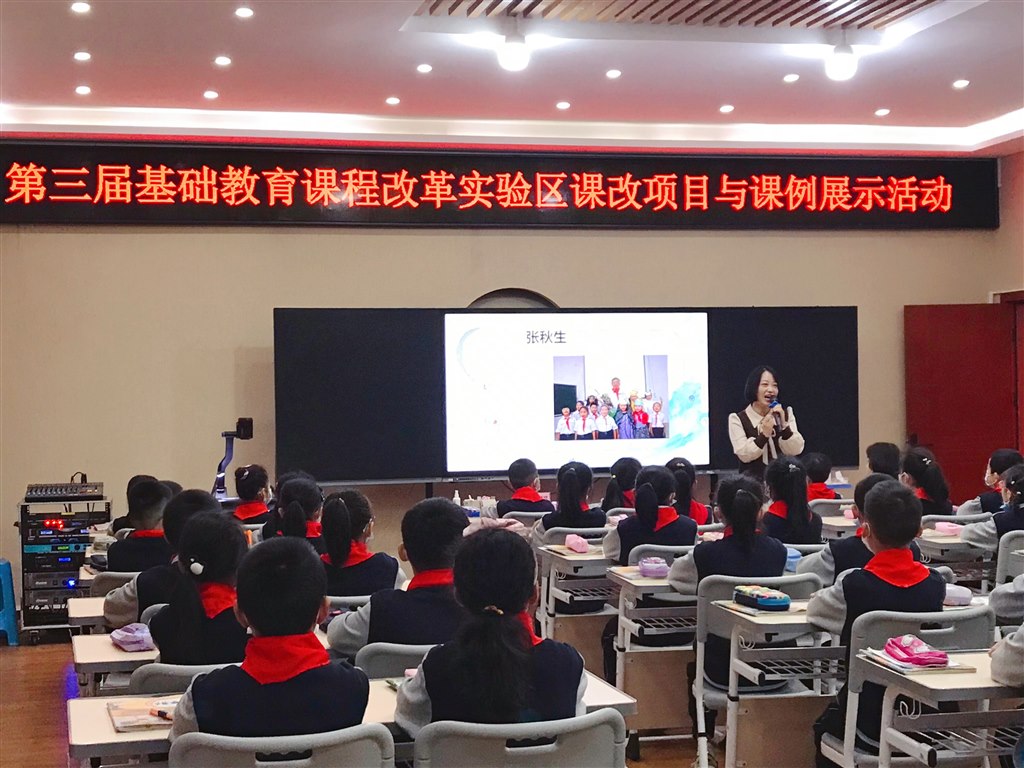 上课全景.jpg 上课全景.jpg