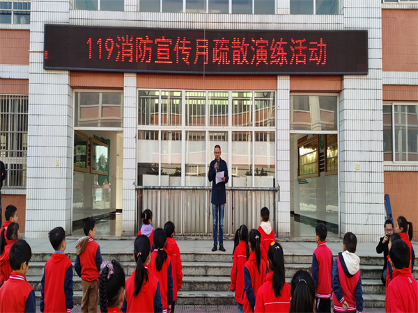 集体晨会.jpg