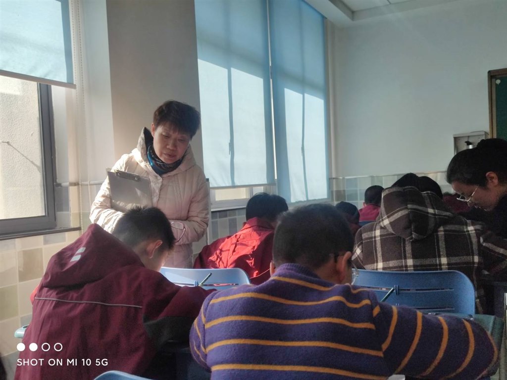 王冬娟听数学课.jpg