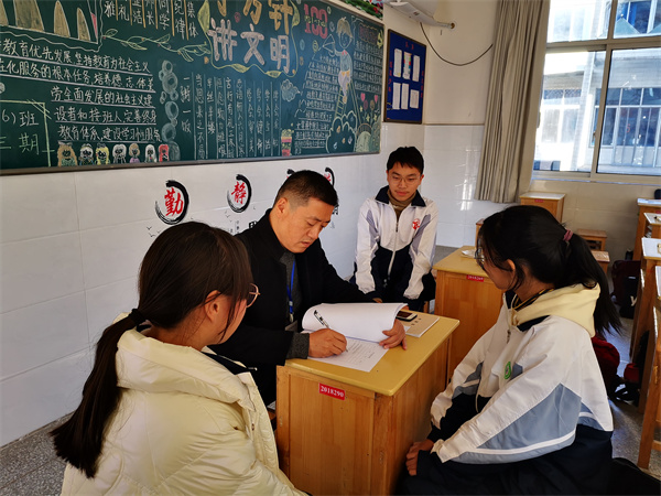 学生访谈2.jpg