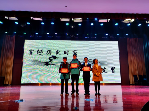 颁奖.jpg 颁奖.jpg