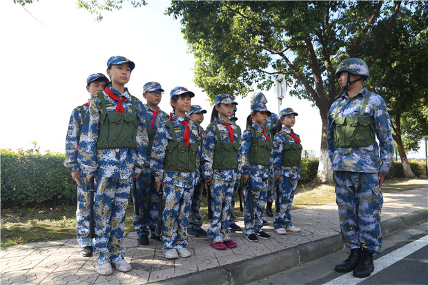 少年军校队员模拟站岗_副本.jpg