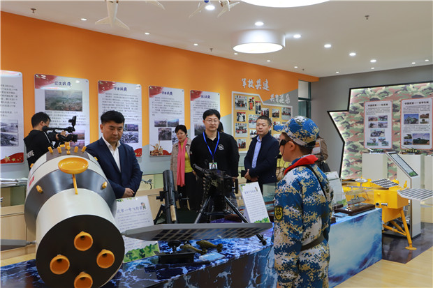 来宾参观国防展室_副本.jpg