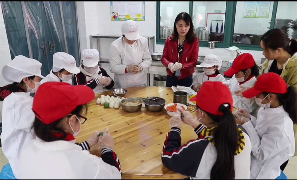 朱玉茹 指导学生做青团 感悟传统文化.png