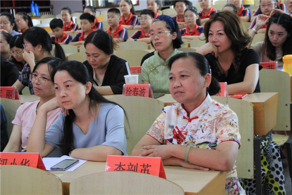 老师聆听1.jpg