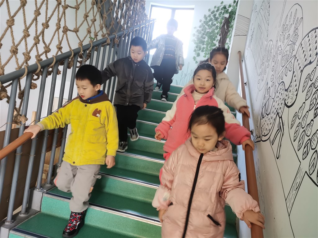 下楼梯不拥挤 (1).jpg