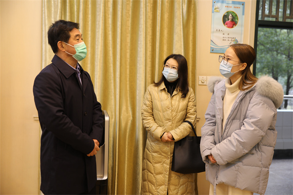 3.参观心理咨询室.JPG