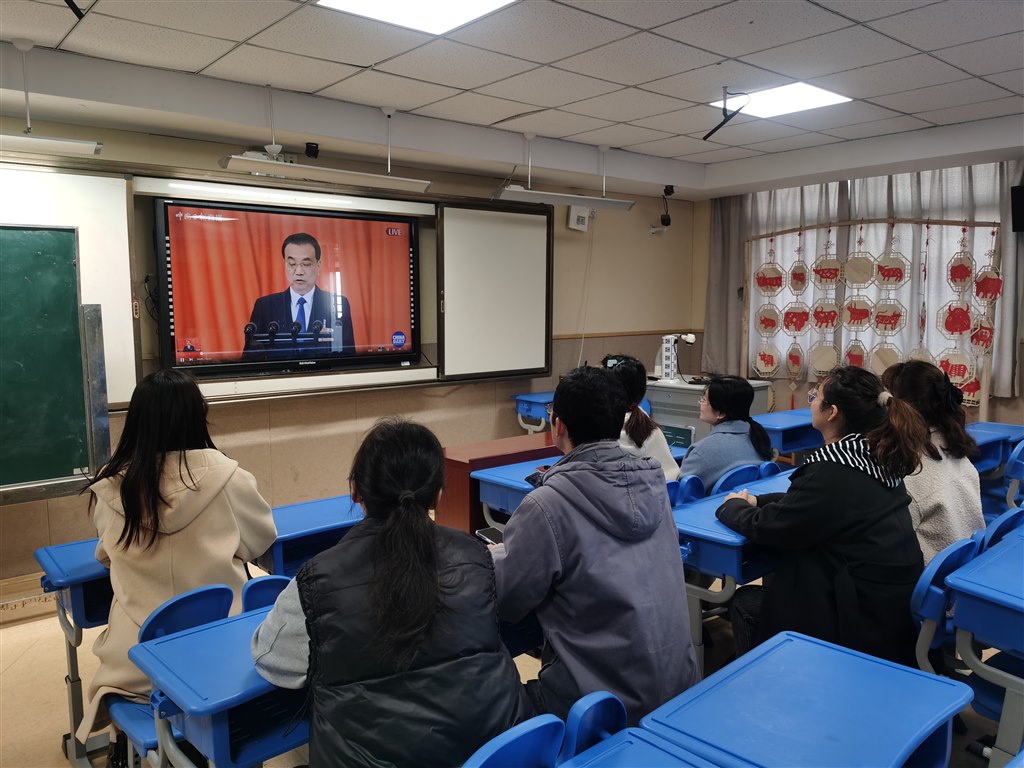 部分党员集体观看2.jpg