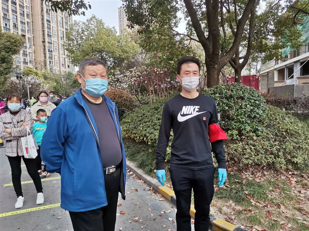 志愿者维持秩序.JPG