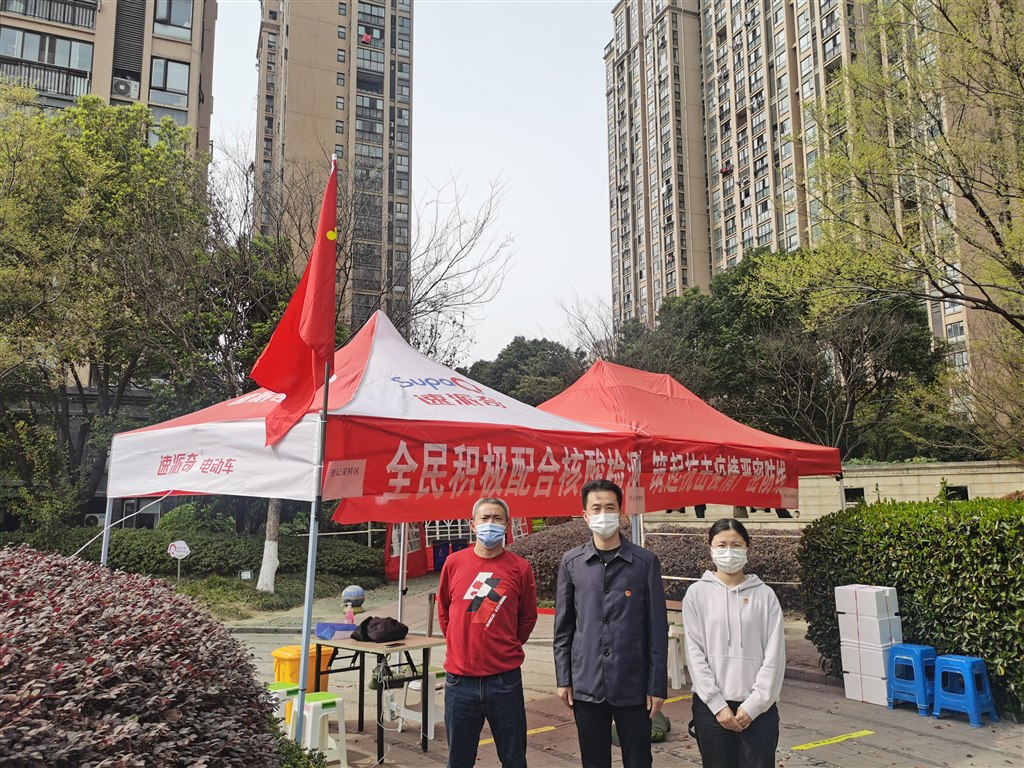 飞龙中学志愿者合影2.JPG