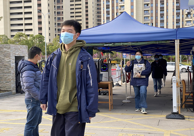早晨测温进校_副本.jpg