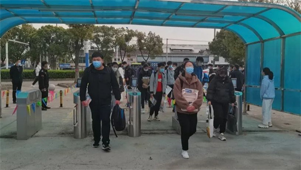 校门口.jpg