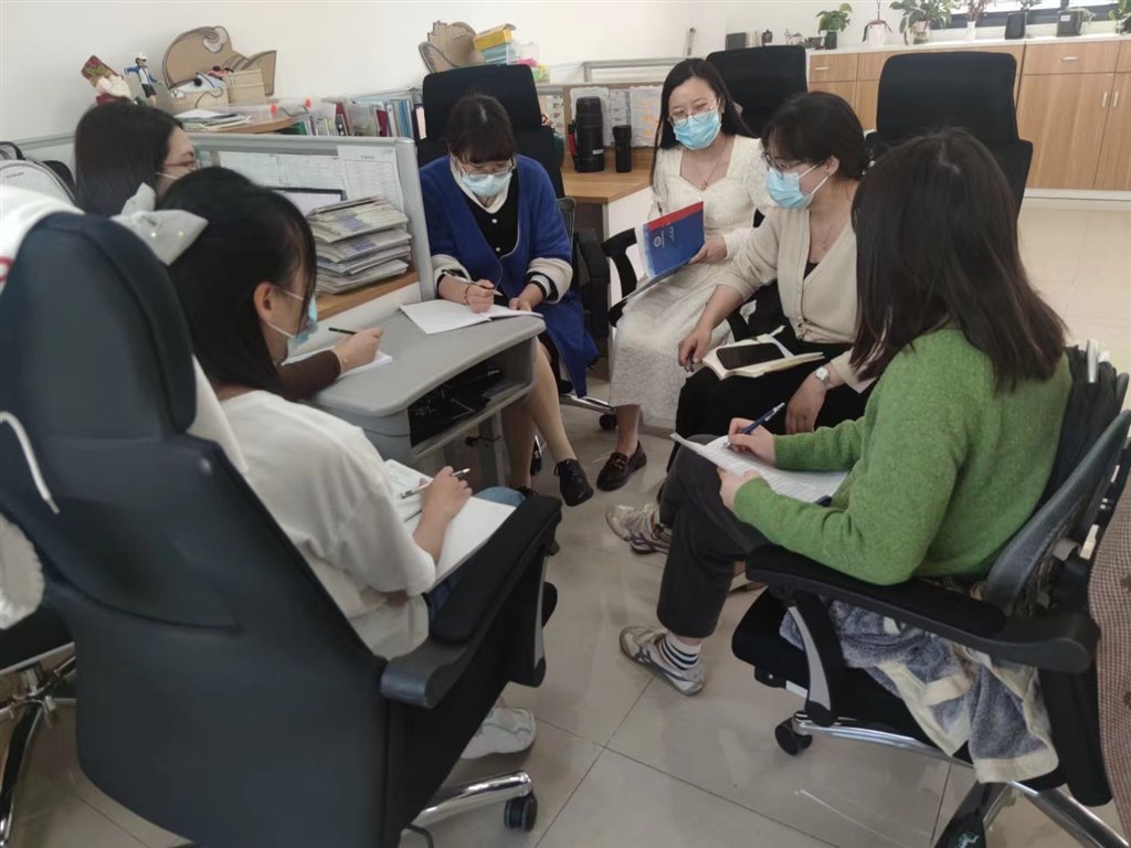 数学组讨论.jpg