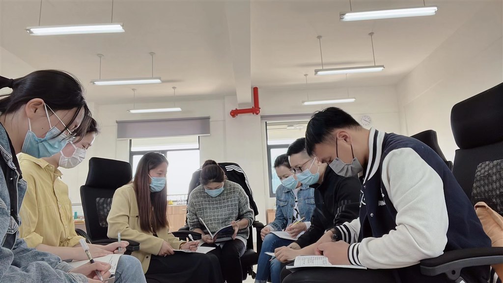 综合组讨论图.jpg