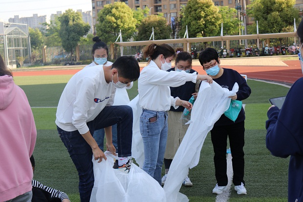 17阳性病例周围学生穿戴防护服.JPG