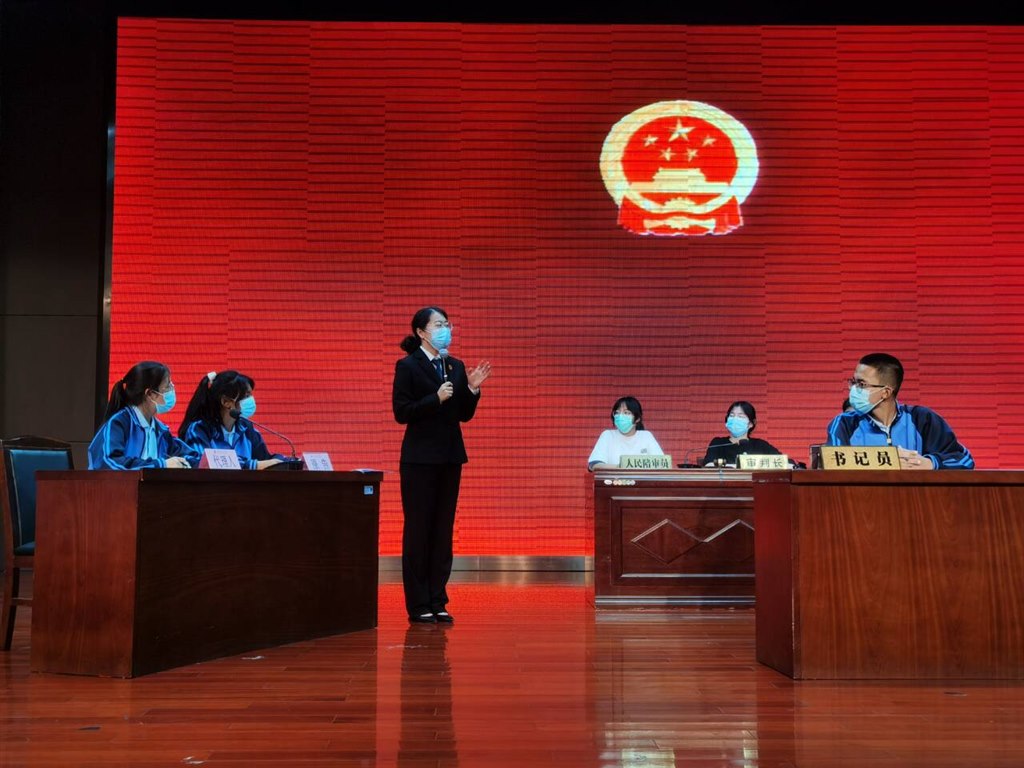 5月4日,省奔中报告厅,模拟法庭,“假钻戒事件”,新北区法院王东莉庭长亲临现场指导.jpg