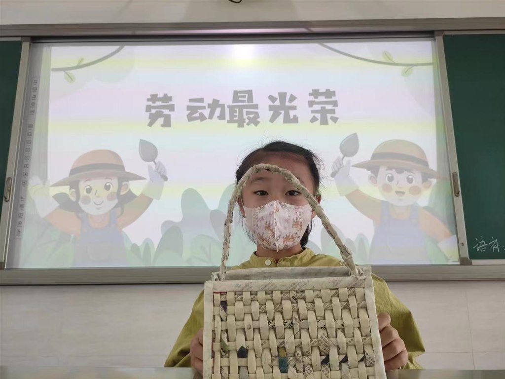 这可是我用报纸做的手提包，变身时尚达人喽！.jpg
