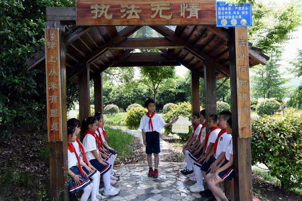回民村法治文化公园讲法治故事.JPG