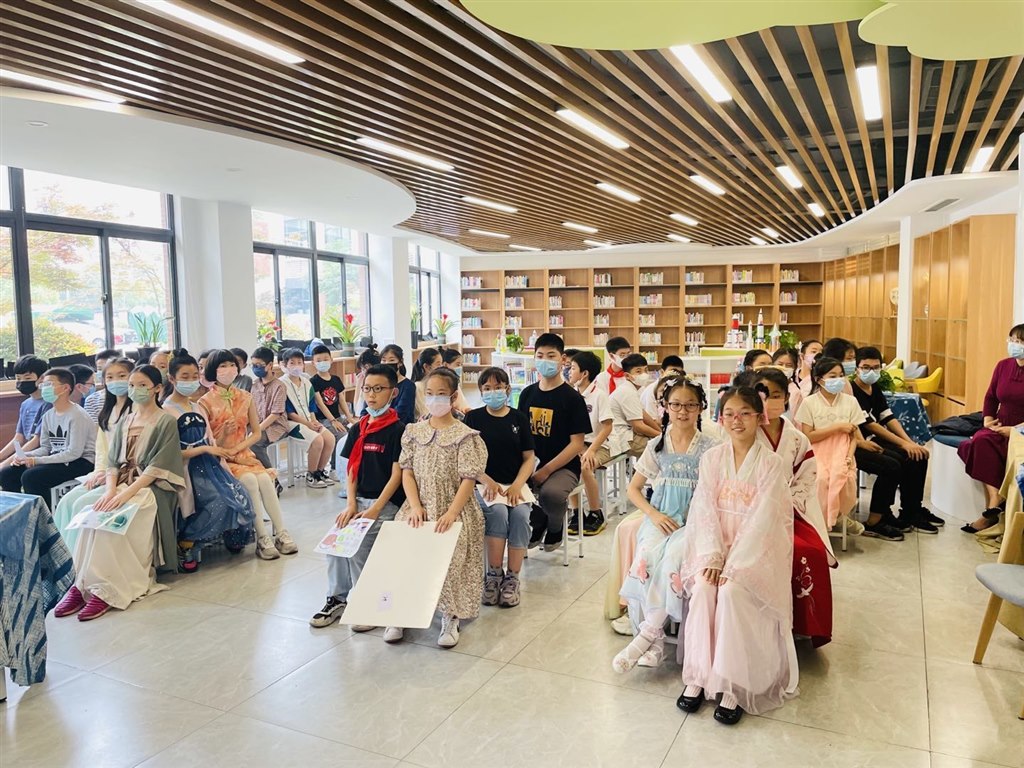 孩子们认真听.jpg