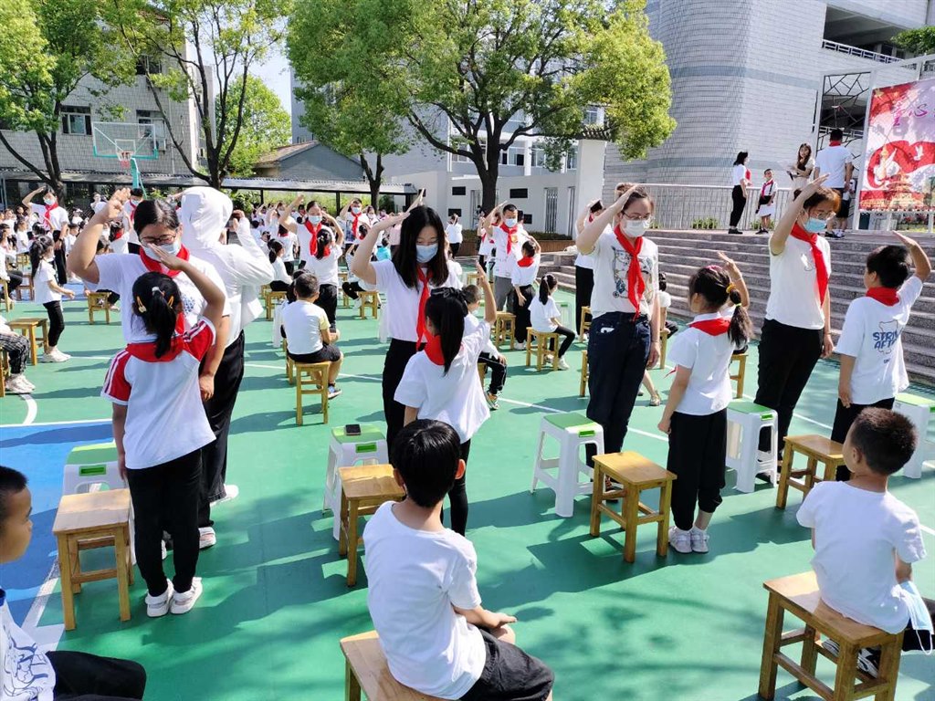 家长红领巾.jpg 家长红领巾.jpg