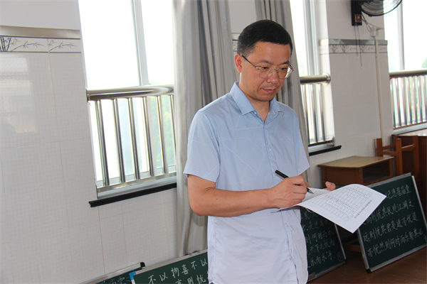 青年教师粉笔字现场书写比赛 (22).jpg