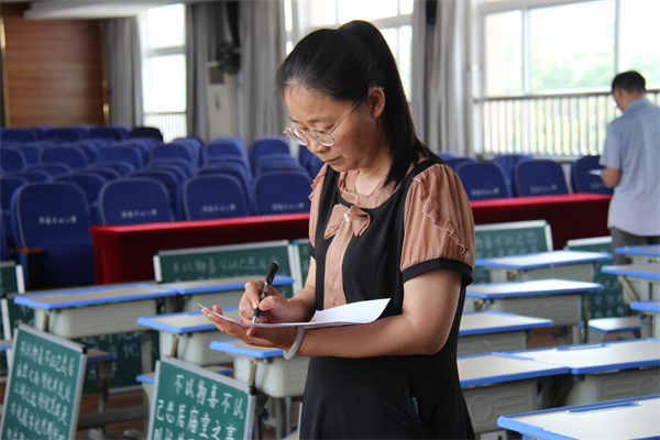 青年教师粉笔字现场书写比赛 (17).jpg