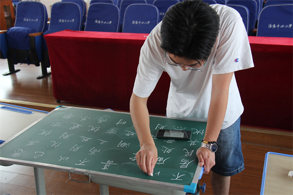 青年教师粉笔字现场书写比赛 (8).jpg