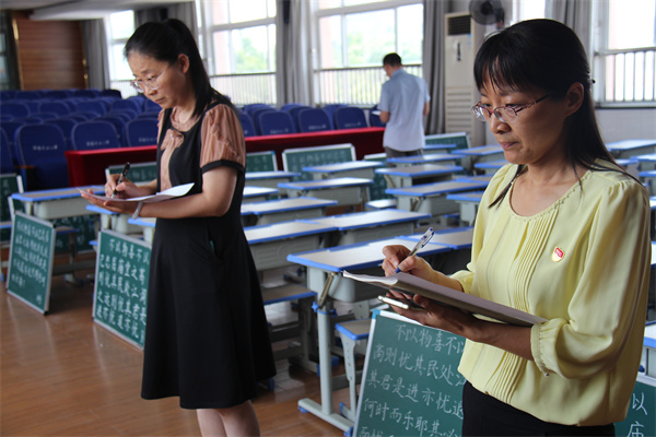青年教师粉笔字现场书写比赛 (15).jpg