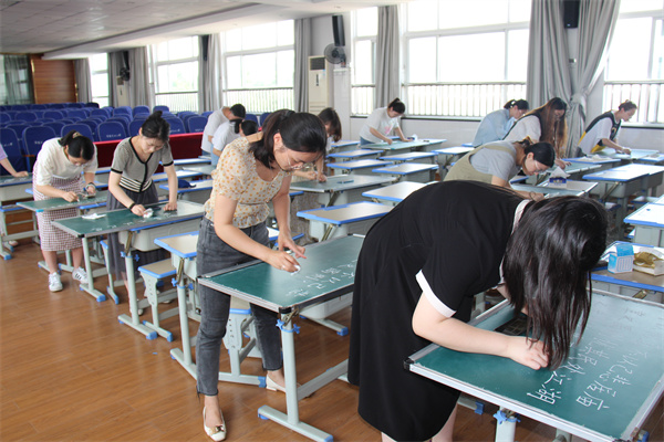 青年教师粉笔字现场书写比赛 (5).jpg
