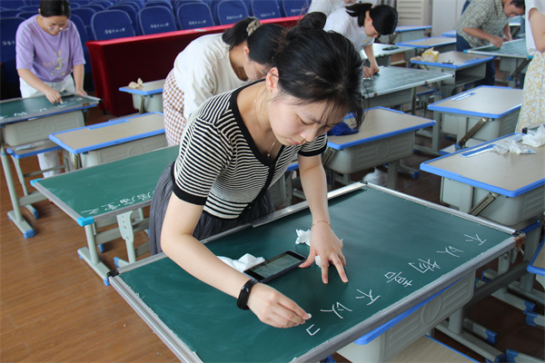 青年教师粉笔字现场书写比赛 (2).jpg