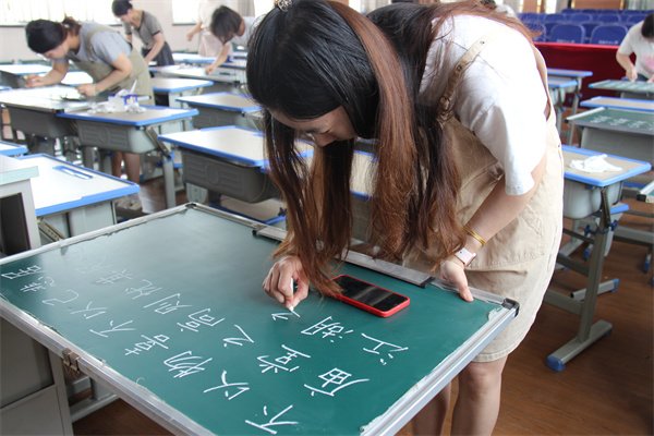 青年教师粉笔字现场书写比赛 (10).jpg