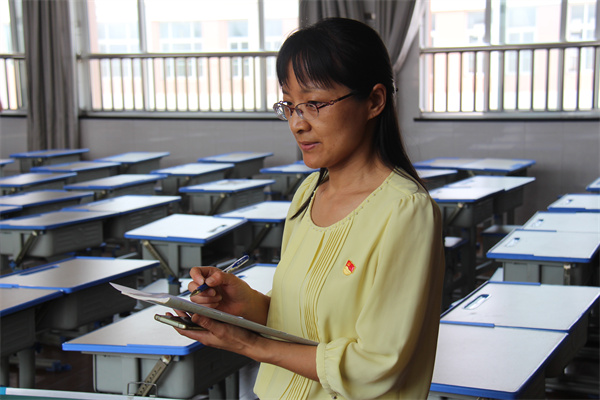 青年教师粉笔字现场书写比赛 (18).jpg