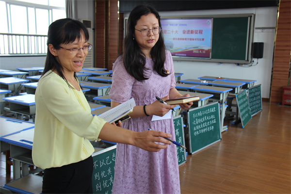 青年教师粉笔字现场书写比赛 (26).jpg