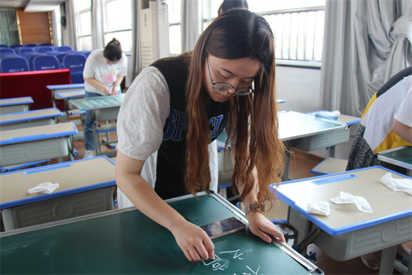 青年教师粉笔字现场书写比赛 (9).jpg