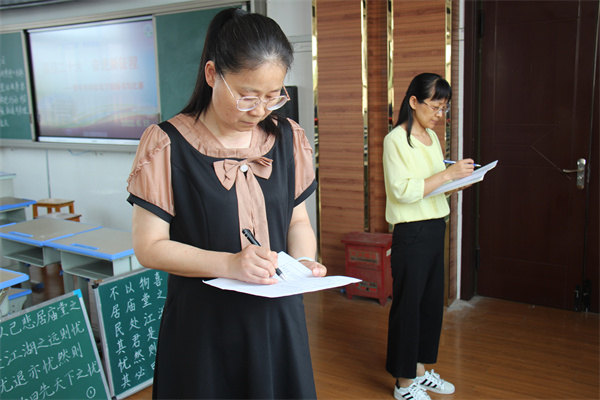 青年教师粉笔字现场书写比赛 (14).jpg