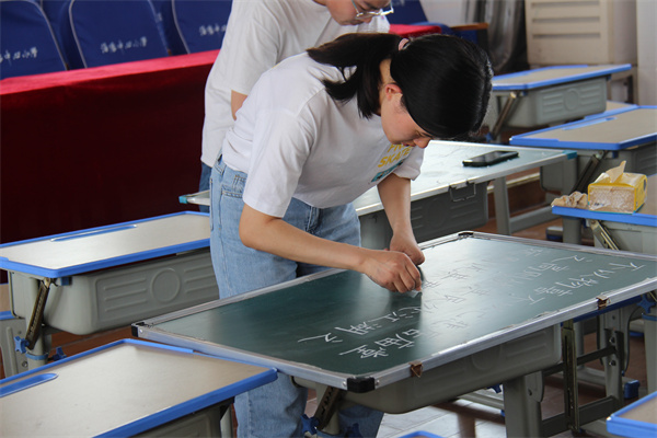 青年教师粉笔字现场书写比赛 (3).jpg