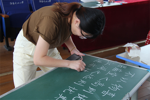 青年教师粉笔字现场书写比赛 (1).jpg