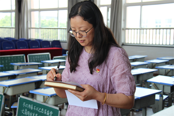 青年教师粉笔字现场书写比赛 (25).jpg
