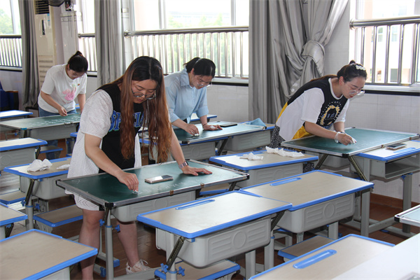 青年教师粉笔字现场书写比赛 (4).jpg