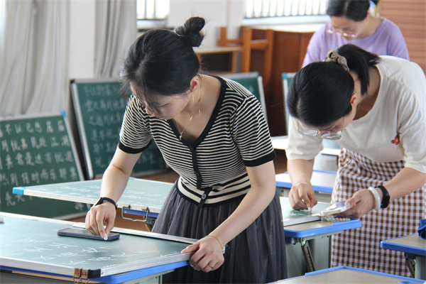 青年教师粉笔字现场书写比赛 (13).jpg