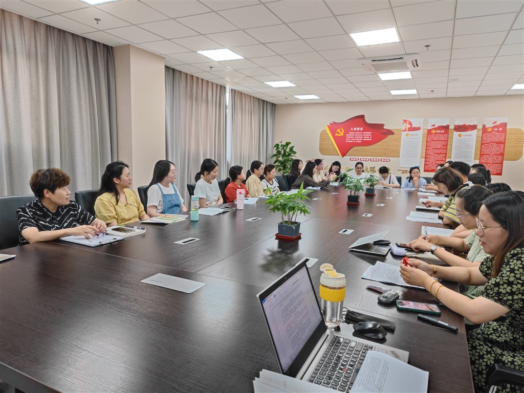 教师开会图.jpg