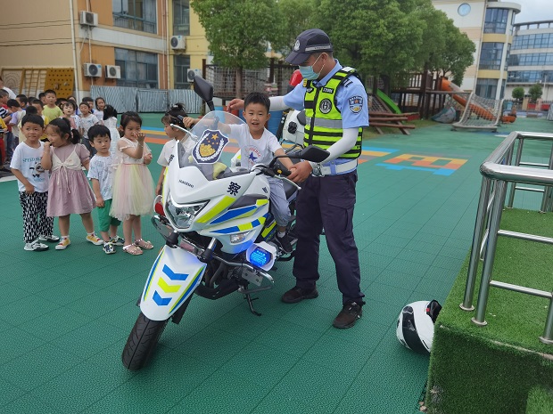 交警进校园.jpg