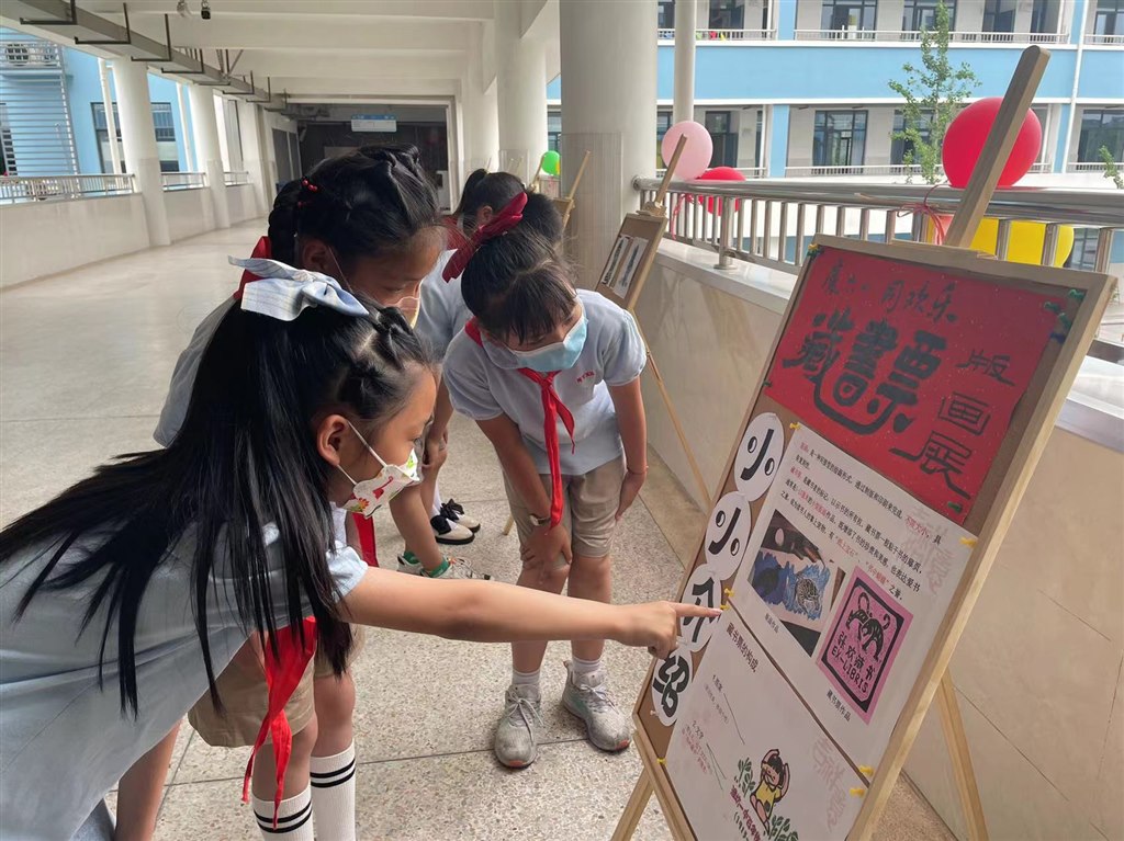 藏书票校园展.jpg