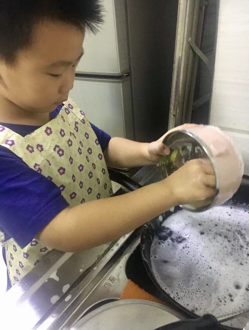 蒋志远洗碗.jpg