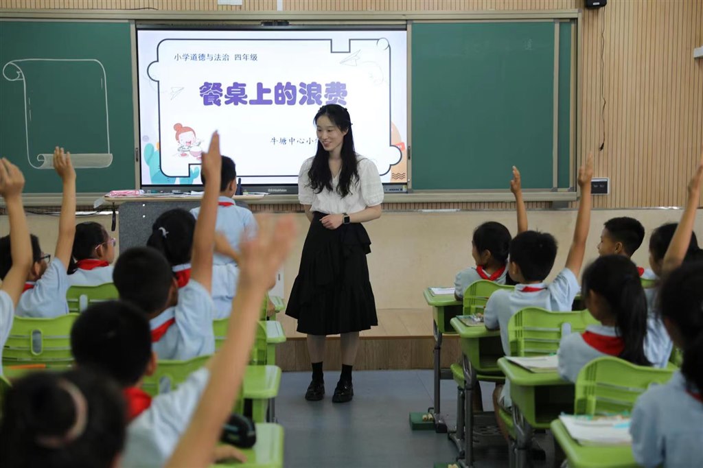 张晓上课图1.jpg 张晓上课图1.jpg
