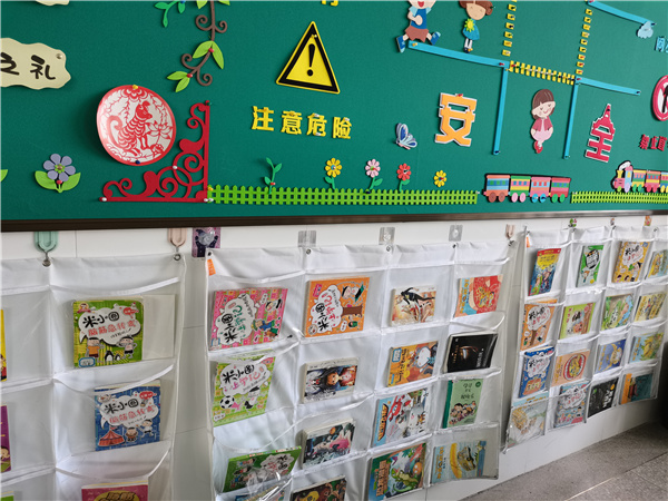 二5-班级图书角照片-1.jpg