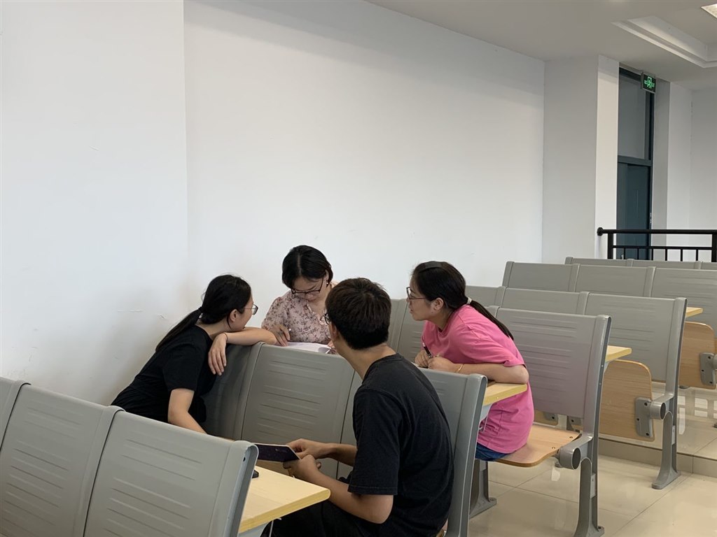 集体研讨2.jpg