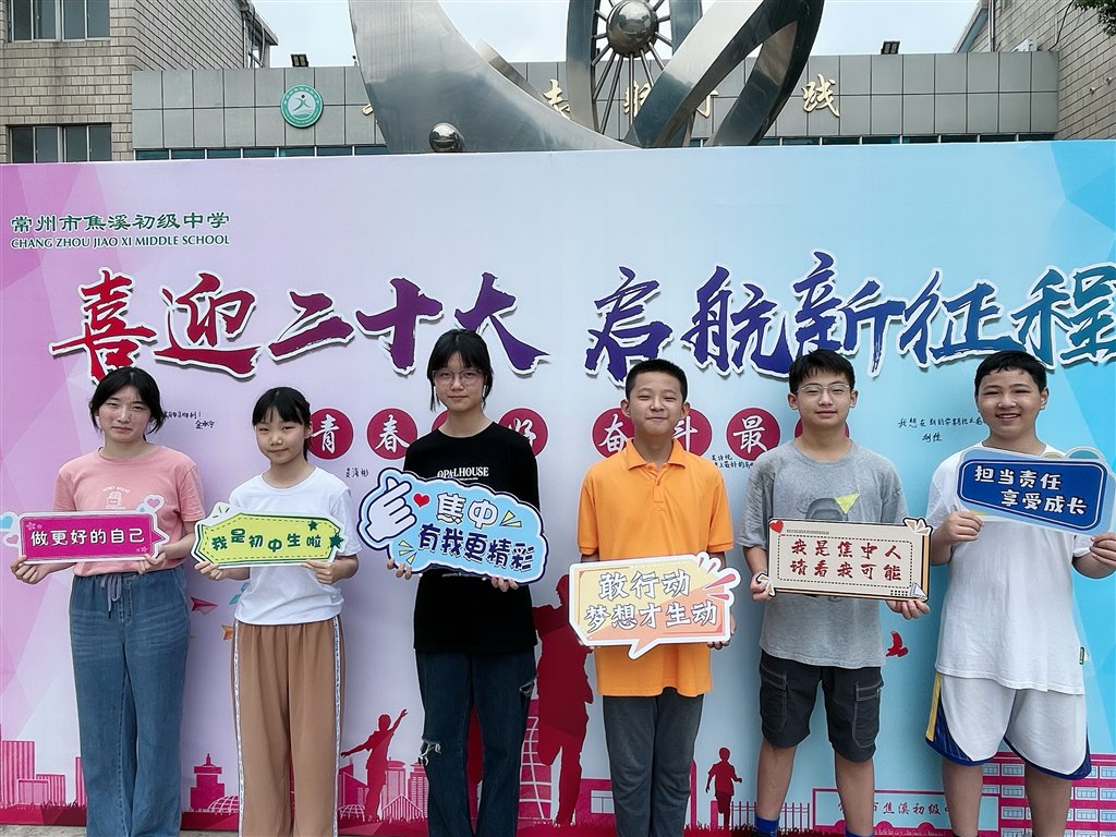 手举牌5.JPG