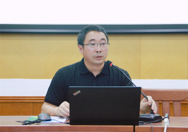胡小凡.jpg