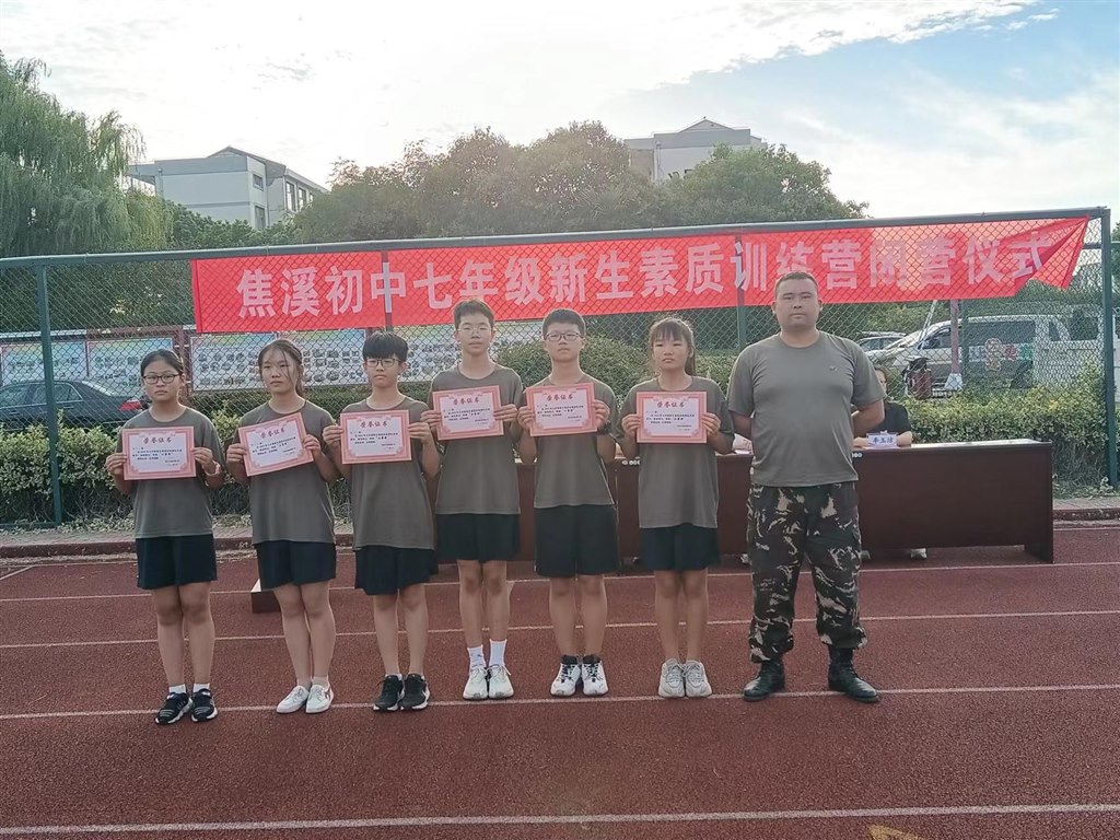 教官和先进集体合影.jpg